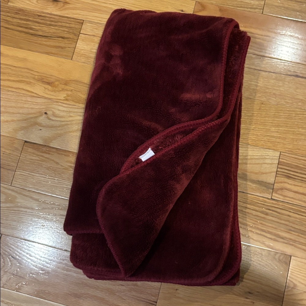 Pottery Barn Cosy cloud plush large throw
Blanket in garnet red - Picture 7 of 8